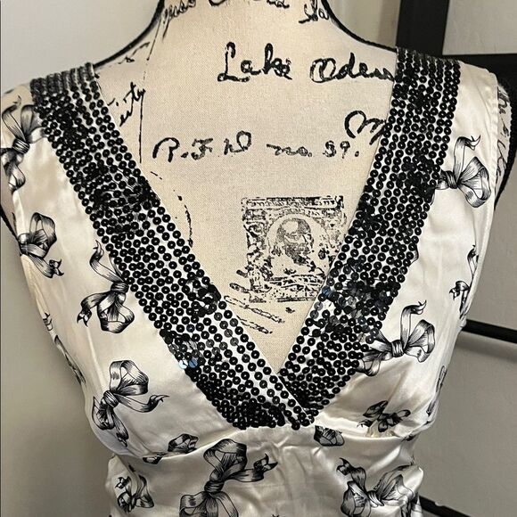 Bebe Y2K Silk Blend White Black Sequin Bow Design V-Neck Top Feminine Coquette - Picture 2 of 12